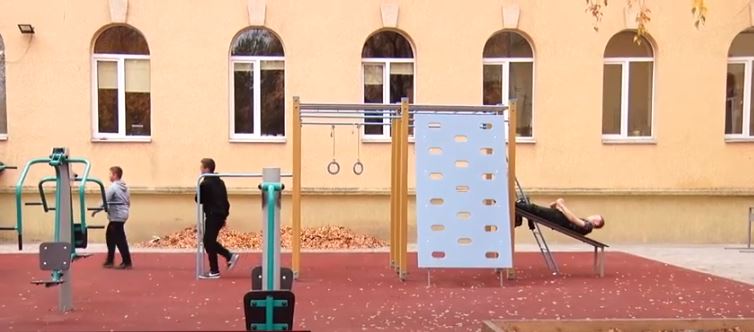 Масштабна спортивна реконструкція: у Мукачеві модернізують спортивні локації шкіл (ВІДЕО)