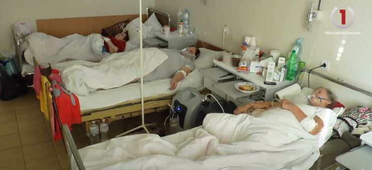 Скандал у медзакладі: до закарпатської інфекційної лікарні ввірвалися активісти (ВІДЕО)