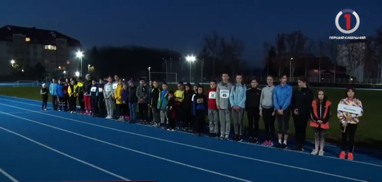 Біг під зорями: в Мукачівській ДЮСШ відбулася відкрита першість з легкої атлетики незвичного формату (ФОТО, ВІДЕО)