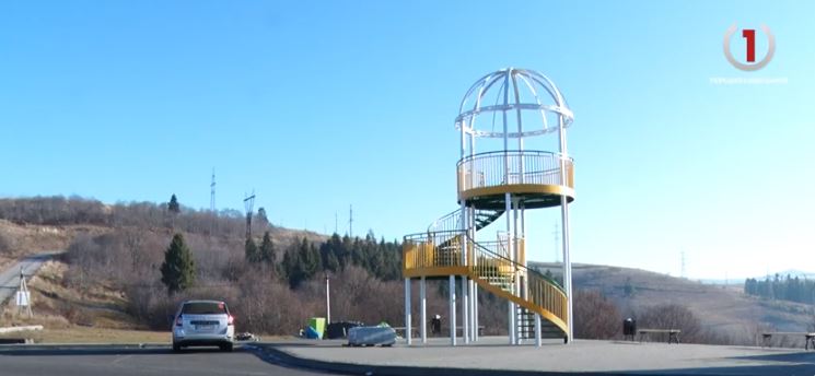 Нова туристична родзинка: у Воловці збудували оглядову вежу (ВІДЕО)