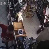 В Ужгороді покупець заїхав з мотоциклом у магазин та повалив холодильник