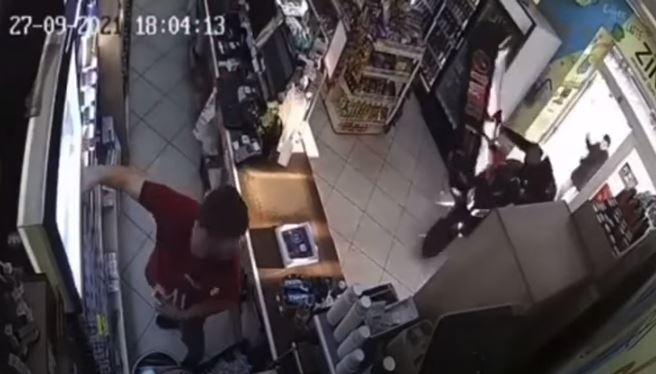 В Ужгороді покупець заїхав з мотоциклом у магазин та повалив холодильник