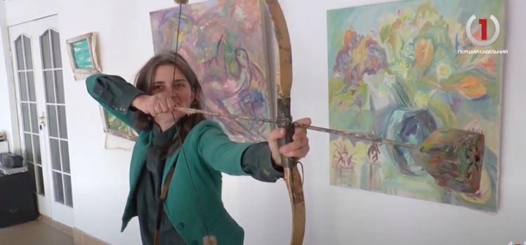 «Крапка в морі»: оригінальні картини губкою та фарбою Юлії Єгорової-Рогової оцінили ужгородці (ВІДЕО)