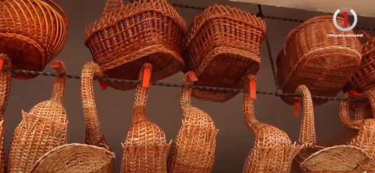 Весь процес із середини: як в Ізі на Хустщині відварюють лозу та готують її до плетіння виробів (ФОТО, ВІДЕО)