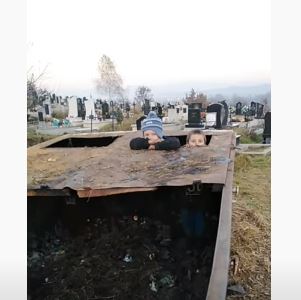 В Хусті у сміттєвому контейнері знайшли двох малолітніх дітей