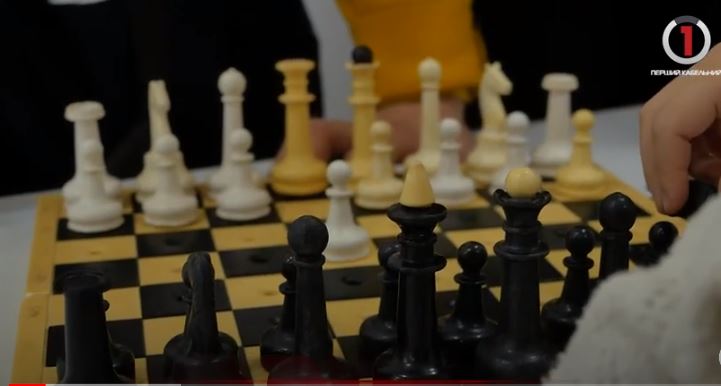 Особливе хобі: ужгородець із вадами зору викладає шахи для дітей (ВІДЕО)