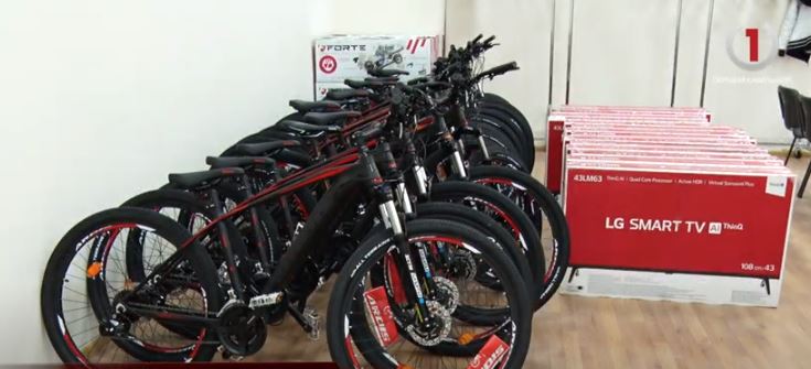 Вакцинуйся. Збережи життя»: мукачівцям подарували електросамокати, велосипеди і телевізори (ВІДЕО)