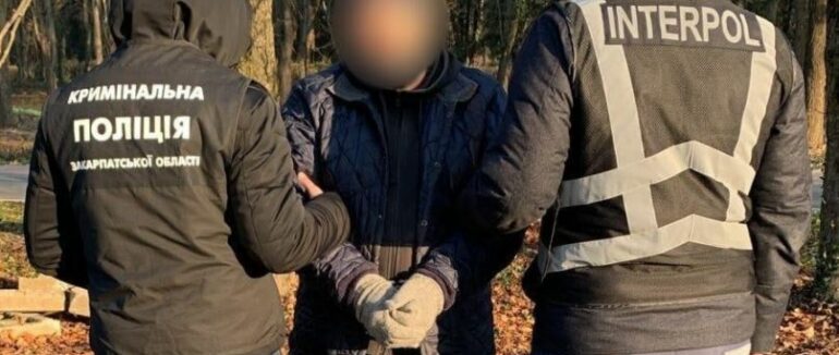 В міському парку Ужгорода затримали іноземця, якого розшукує Інтерпол