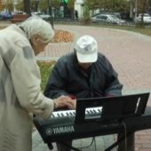 Закохані в музику: ужгородське подружжя виконує хіти просто неба (ВІДЕО)