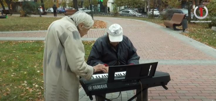 Закохані в музику: ужгородське подружжя виконує хіти просто неба (ВІДЕО)