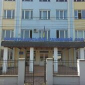 Хуліганство у Виноградові: п’яний військовий двічі за ніч зняв ворота районного суду