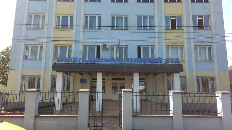 Хуліганство у Виноградові: п’яний військовий двічі за ніч зняв ворота районного суду