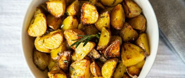 Увесь секрет в оцті: рецепт, який відкриє для вас новий смак запеченої картоплі