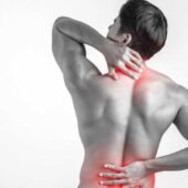 Якщо болить спина від сидячої роботи: тренер показав 3 вправи, які знімуть напругу