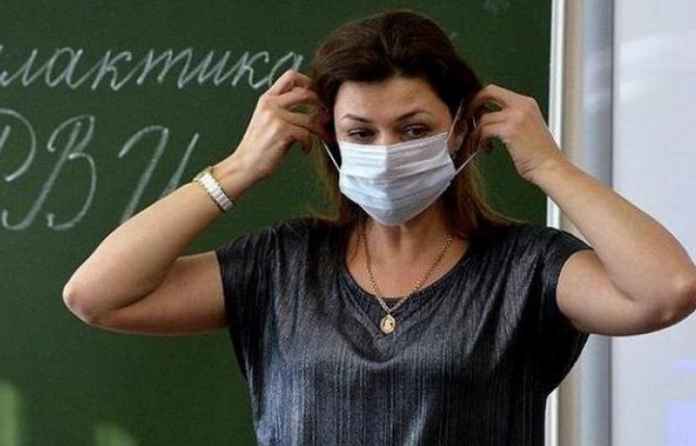 На Закарпатті майже 400 невакцинованих освітян відсторонили від роботи