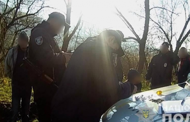 Наркотики, перебування у розшуку та спроба втекти: в Ужгороді затримали кримінального чоловіка
