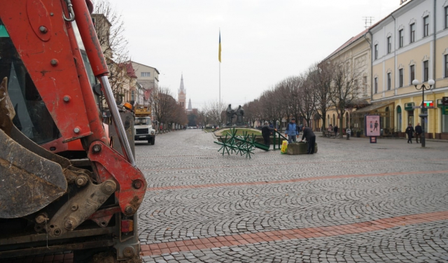 У центрі Мукачева встановлюють новорічну красуню