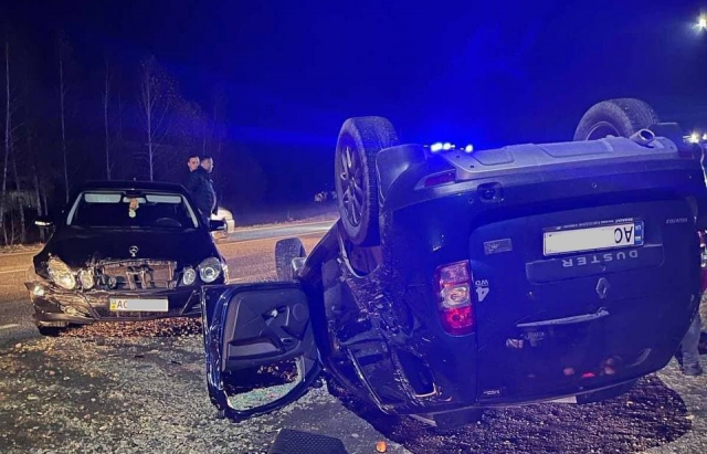 Автівка опинилася на даху: подробиці вечірньої аварії на Берегівщині: