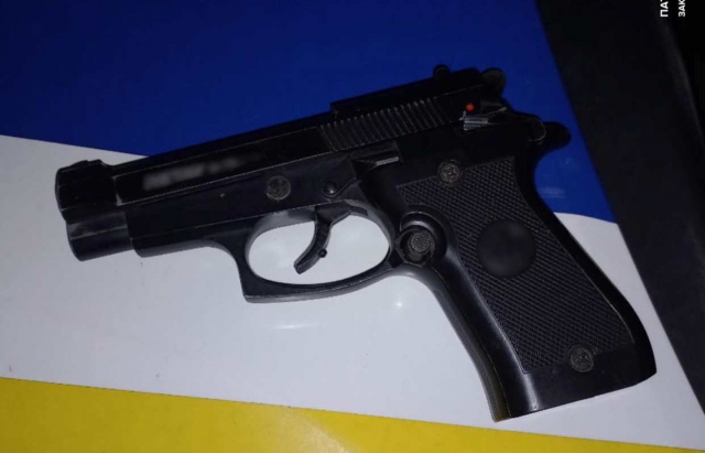 Був "під кайфом" та з пістолетом у сумці: в Мукачеві затримали нетверезого водія