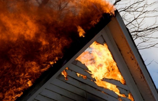 Пожежа на Ужгородщині: вогнем охопило житловий будинок