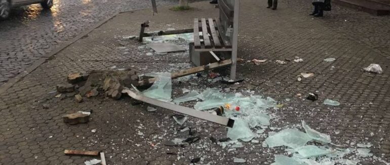 Автобусна зупинка – вщент: що сталося у Мукачеві?