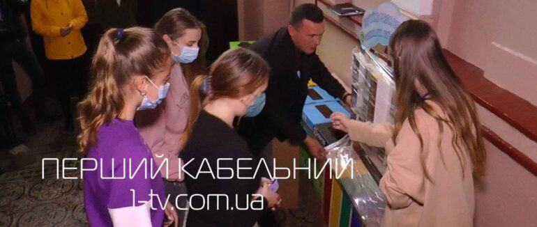 Навчають поводженню зі сміттям з малечку: у берегівських школах встановили баки для сортування сміття