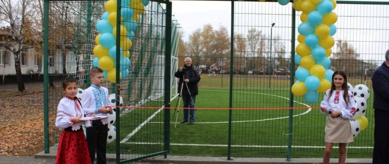 Перший гол – від міського голови: в Іршаві урочисто відкрили футбольний майданчик