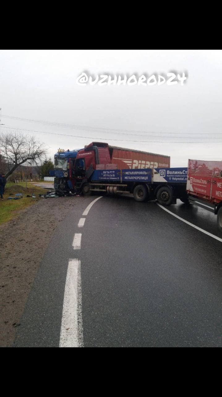 На автодорозі “Мукачево-Львів” трапилася масштабна ДТП: рух перекрито