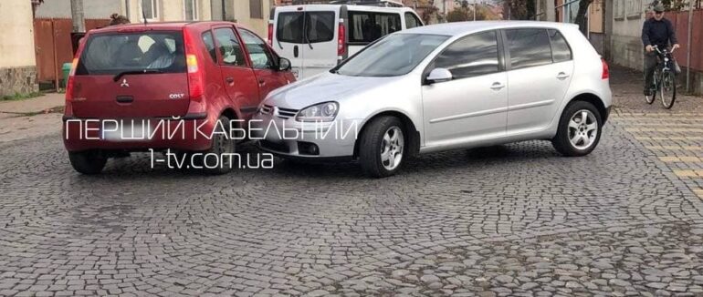 Неприємність на дорозі: в Мукачеві неподалік центру зіштовхнулися дві іномарки