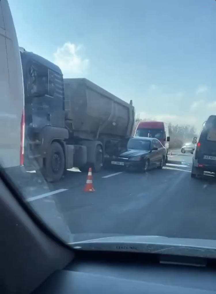 В Берегові трапилася ДТП за участю вантажівки та двох легкових: на місці події працює швидка
