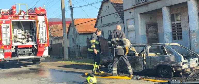 Дим було помітно за кілька кілометрів: у Чинадієві легковик ВАЗ спалахнув по серед дороги