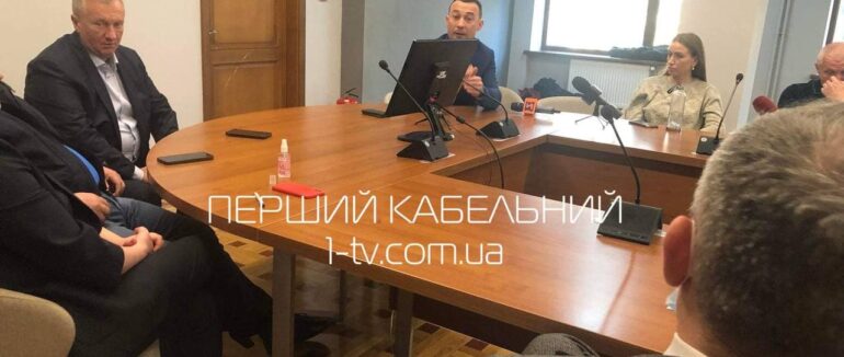 У ректораті УжНУ гаряча дискусія: обласні депутати не можуть провести сесійне засідання 