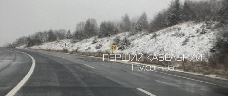 Перевали на Закарпатті припорошило першим снігом