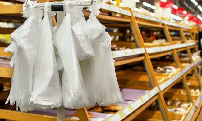 Українцям доведеться платити за одноразові пластикові пакети у маркетах