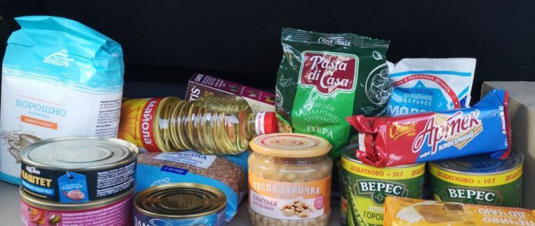 Представники молодіжного крила «ОП-ЗЖ» Закарпаття передали продуктові набори нужденним мукачівцям