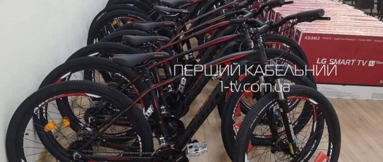 «Вакцинуйся. Збережи життя»: мукачівцям подарували електросамокати, велосипеди і телевізори