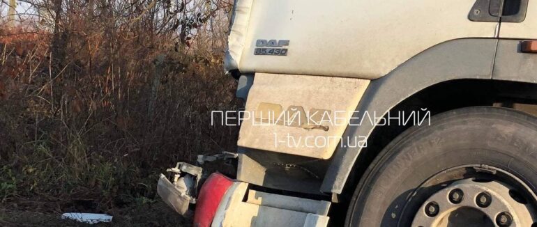 На Мукачівщині трапилася автопригода: вантажівка опинилася у кюветі
