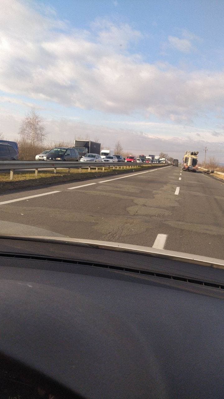 На трасі у напрямку Мукачева та Ужгорода утворилися кілометрові черги: у чому причина
