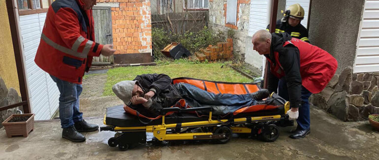 В Хусті в палаючому будинку виявили чоловіка, який добряче надихався димом