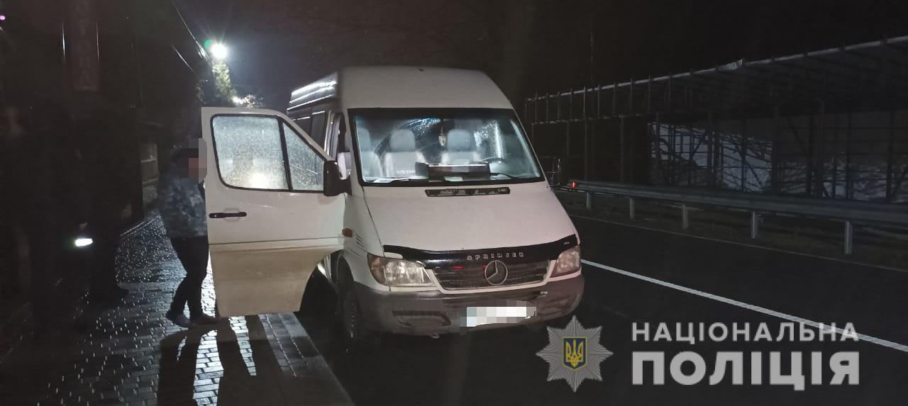 12 коробок з сигаретами: на Закарпатті викрили керманича на перевезенні партії контрафактного товару
