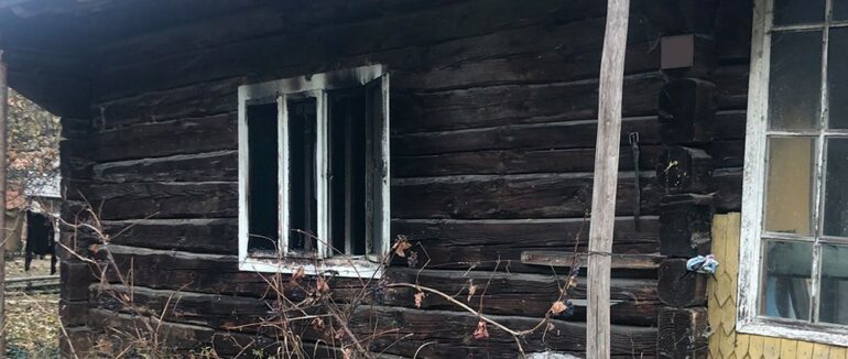 На Хустщині поки власників не було дома, їхня оселя палала