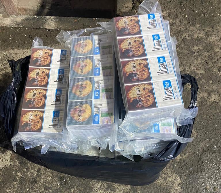 Закарпатські митники вилучили майже 300 пачок сигарет з паливного бака автівки