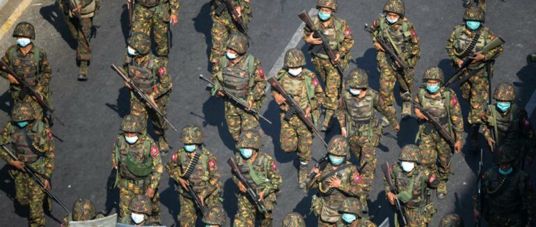 Бійня у М’янмі: вбито і спалено десятки людей, серед них жінки та діти