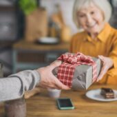 Що подарувати батькам на Новий Рік 2022: душевні ідеї