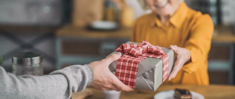 Що подарувати батькам на Новий Рік 2022: душевні ідеї