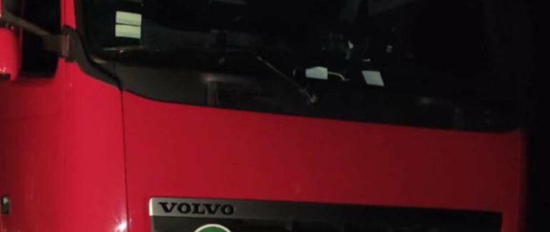 Двоє закарпатців відмовлялися перепаковувати свої автівки та пропонували хабар