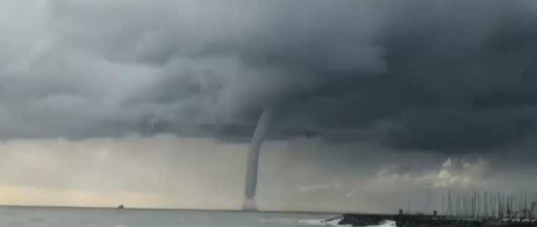 Рідкісне явище: поблизу Рима зафільмували потужний торнадо