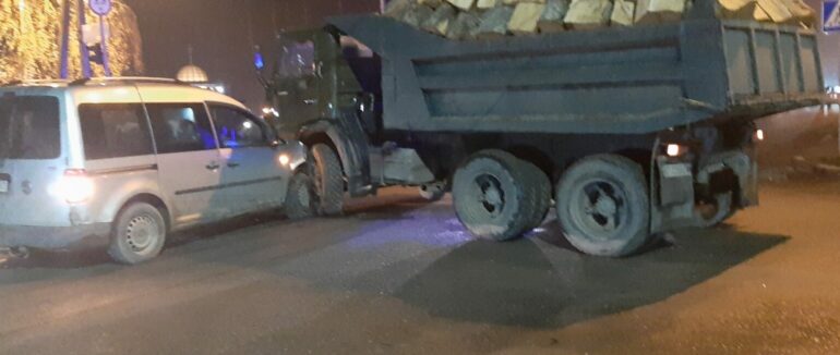 ДТП у Виноградові: переповнена деревиною вантажівка зіткнулася з легковиком