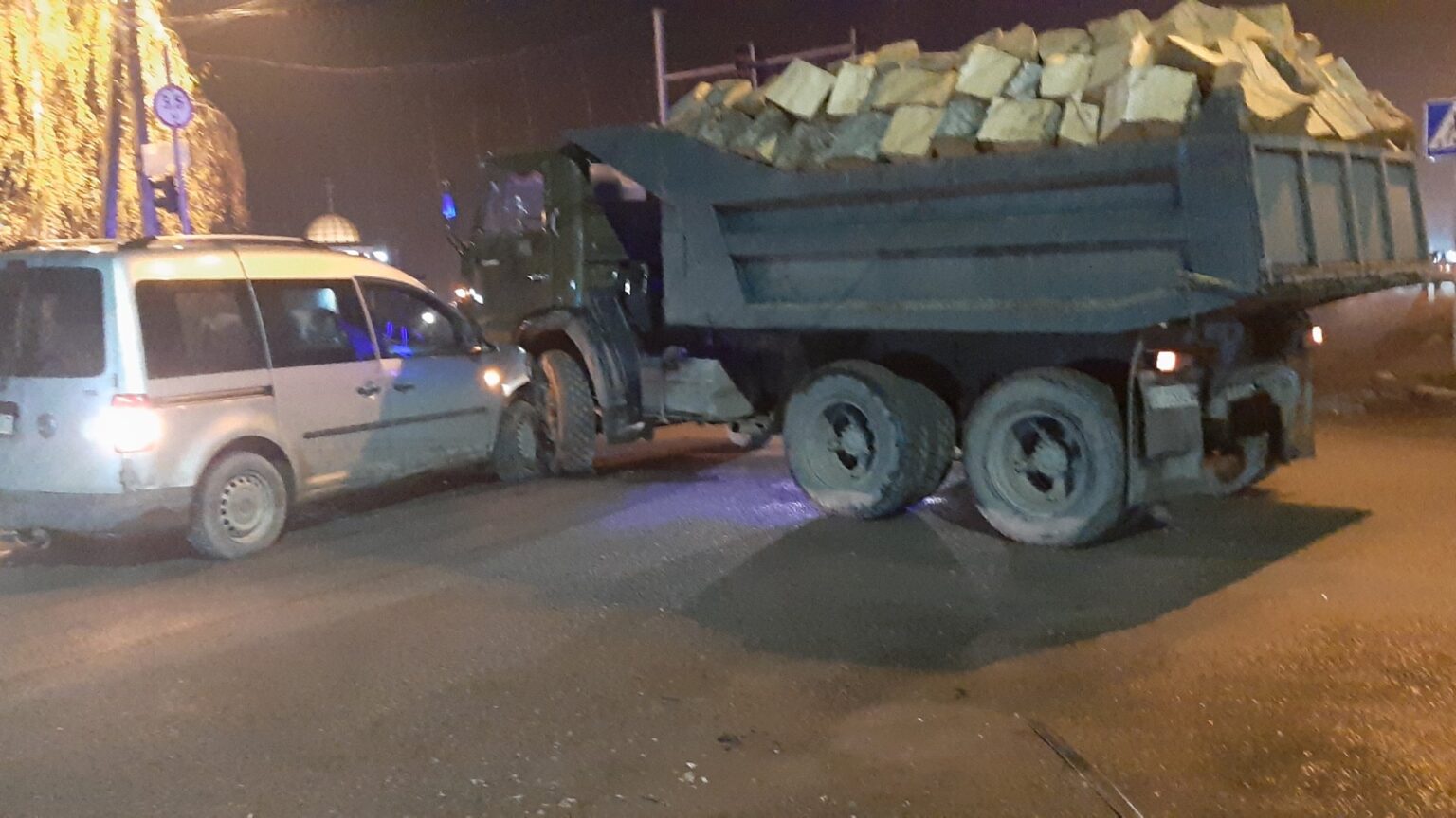 ДТП у Виноградові: переповнена деревиною вантажівка зіткнулася з легковиком