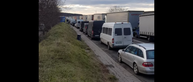 Утворюються кілометрові черги: закарпатські заробітчани активно повертаються додому
